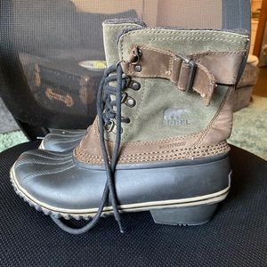 Sorel snow boots w strap - olive green - size 8